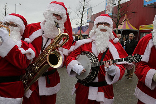 kerstmannen maken dixieland muziek